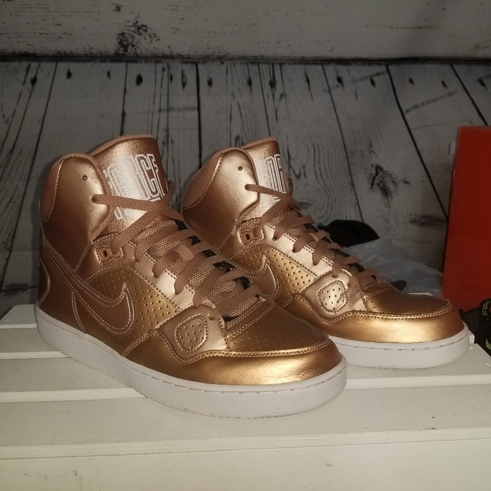Like new womens nike son of force mids